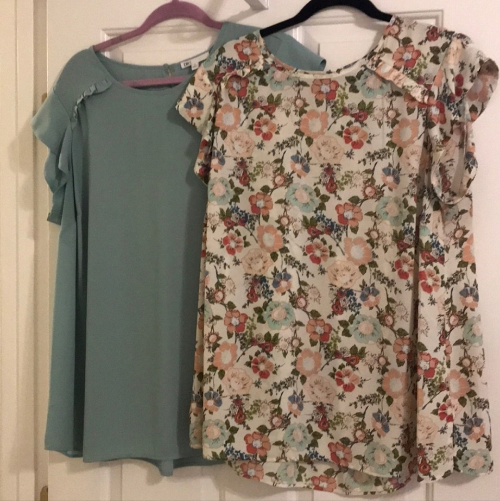 Set of 2 1x DR2 ruffle sleeve tops